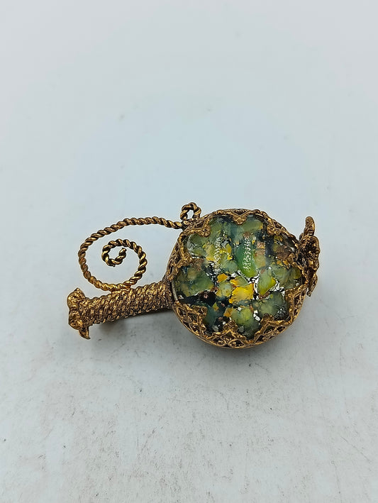 Goldfarbene Brosche mit runder Steinoptik und kunstvollem Vintage Design
