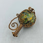 Goldfarbene Brosche mit runder Steinoptik und kunstvollem Vintage Design