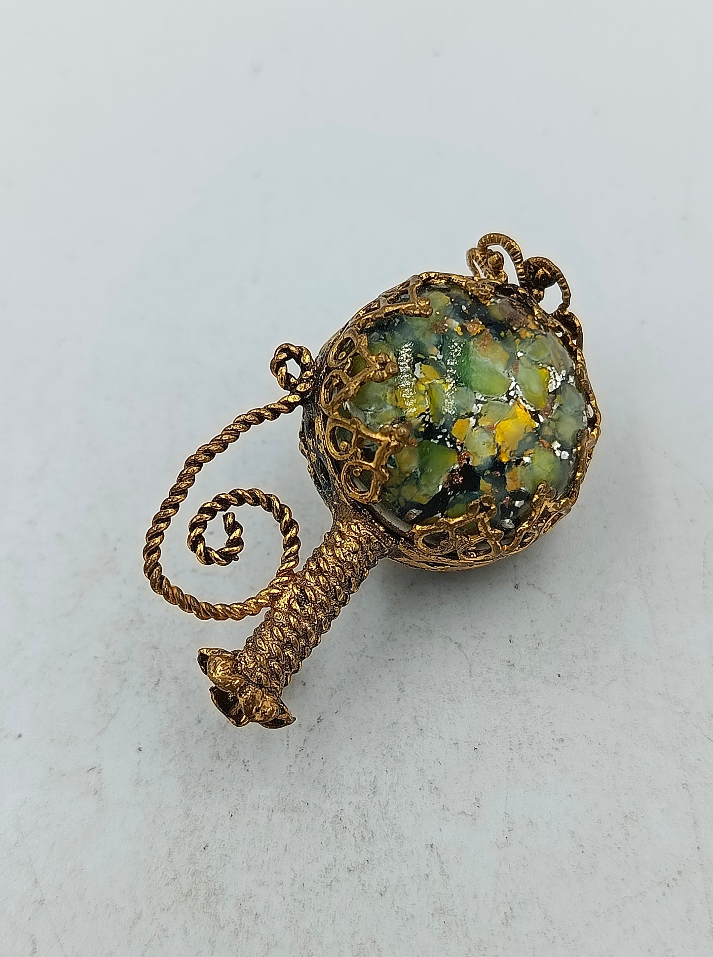 Goldfarbene Brosche mit runder Steinoptik und kunstvollem Vintage Design