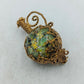 Goldfarbene Brosche mit runder Steinoptik und kunstvollem Vintage Design