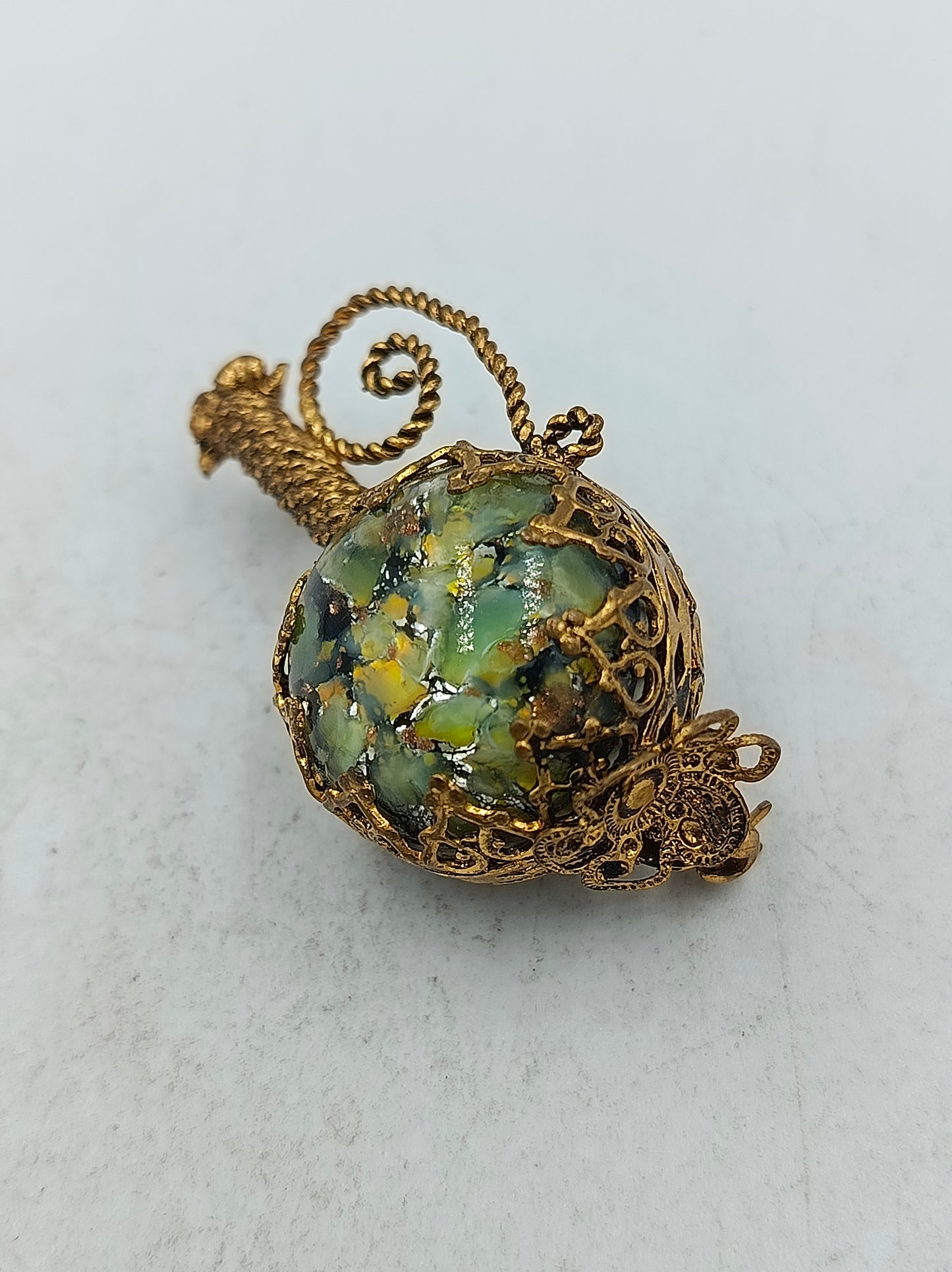 Goldfarbene Brosche mit runder Steinoptik und kunstvollem Vintage Design