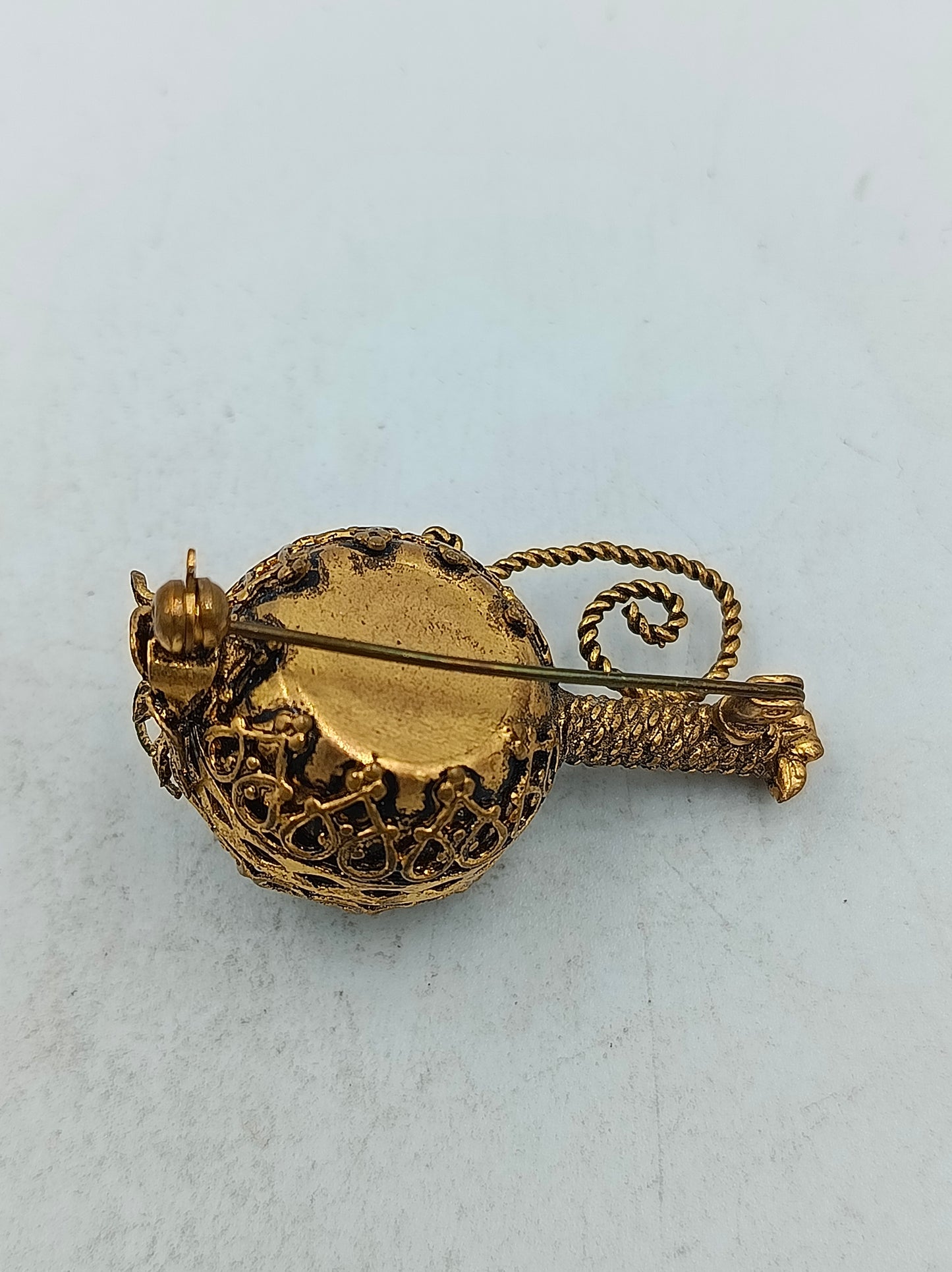 Goldfarbene Brosche mit runder Steinoptik und kunstvollem Vintage Design