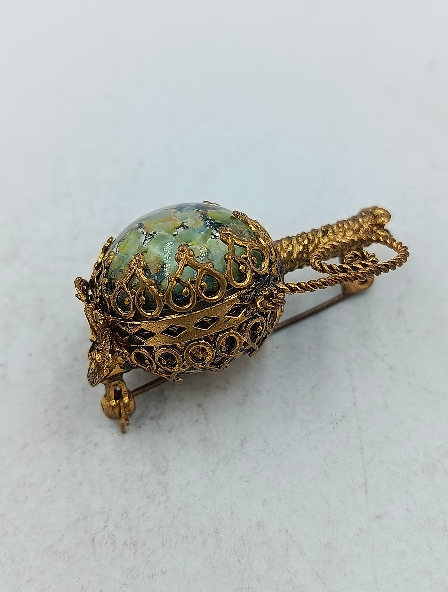 Goldfarbene Brosche mit runder Steinoptik und kunstvollem Vintage Design