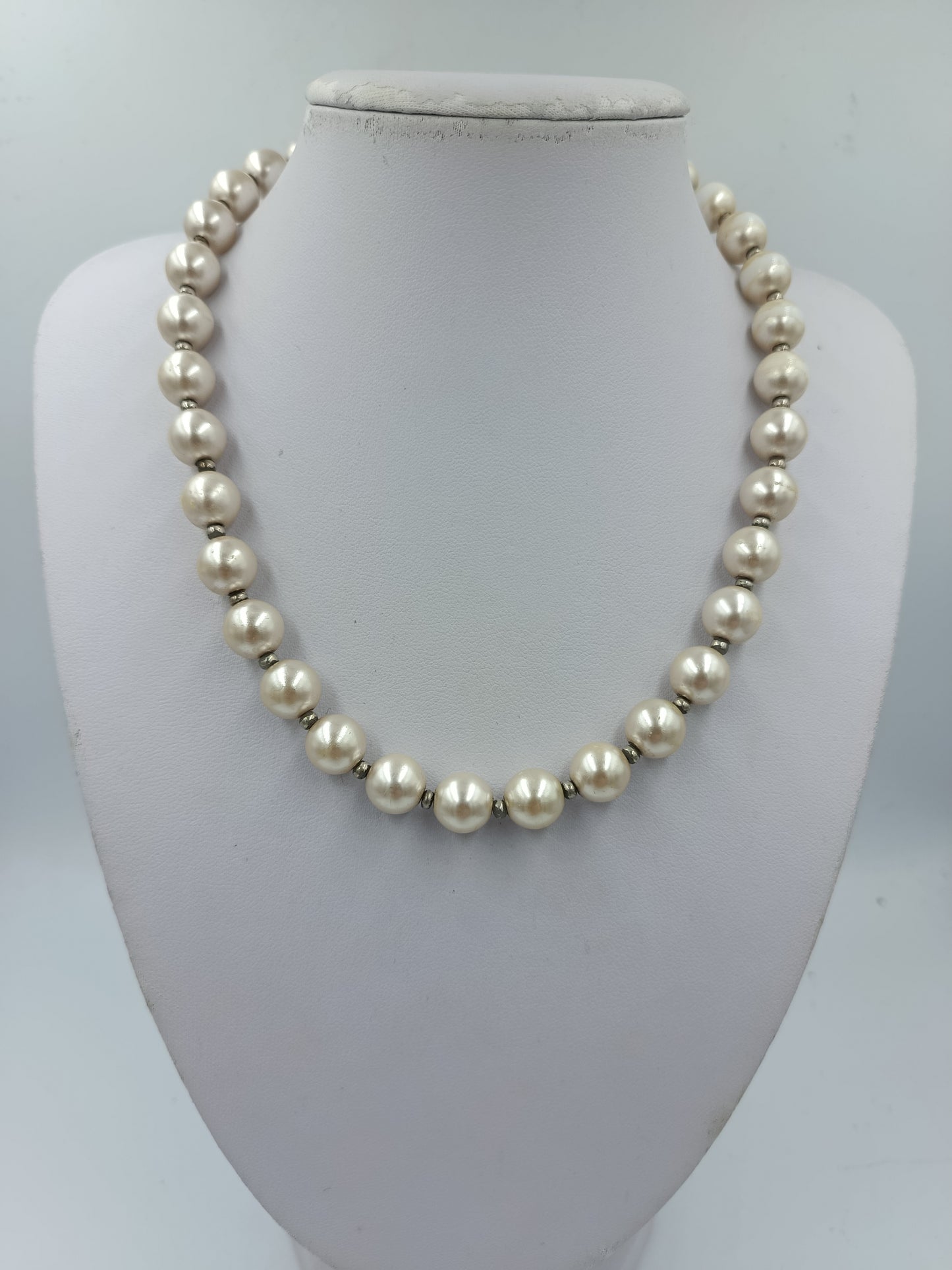 Klassische Perlenkette in Cremeweiß mit zeitloser Eleganz