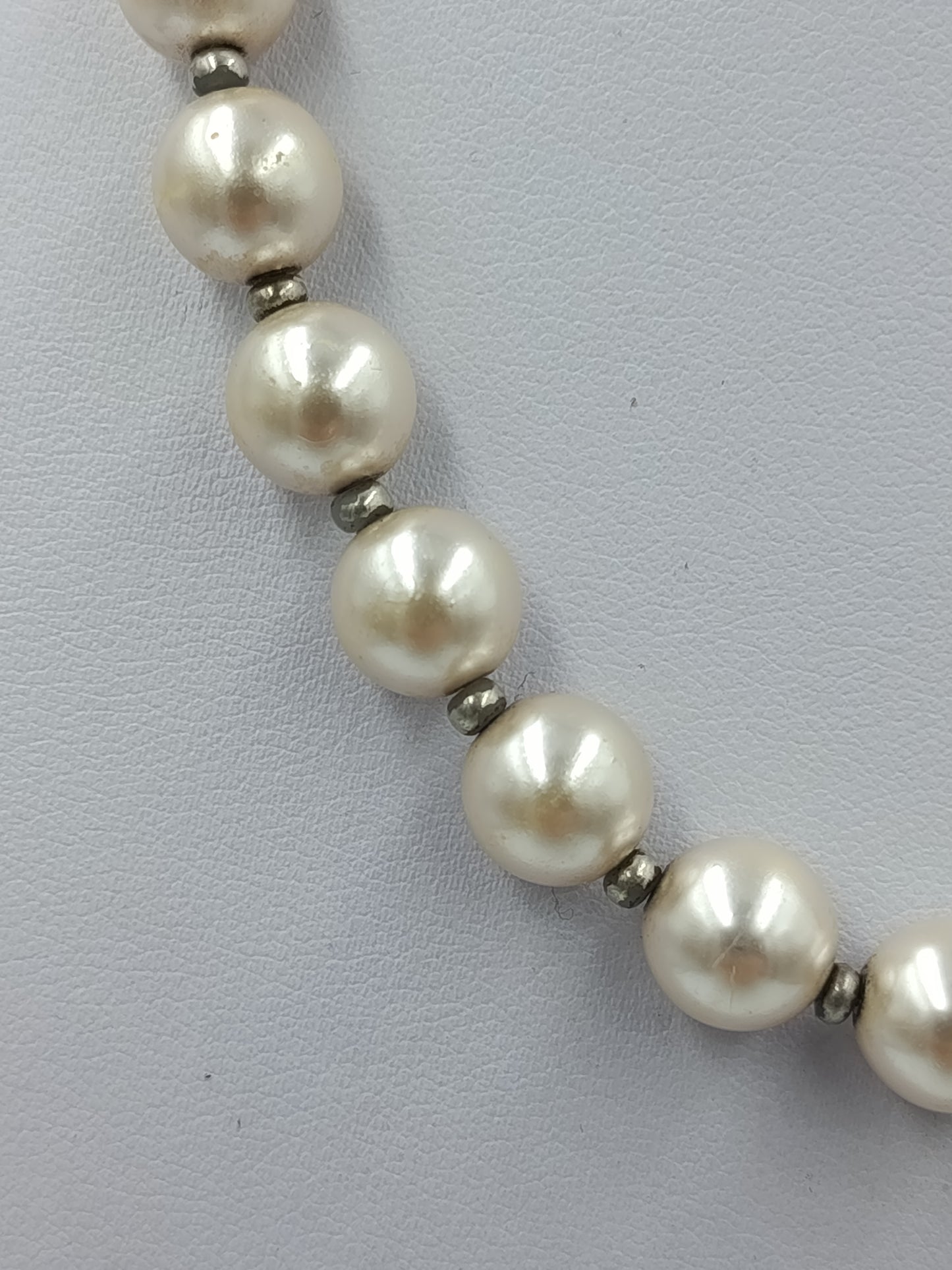 Klassische Perlenkette in Cremeweiß mit zeitloser Eleganz