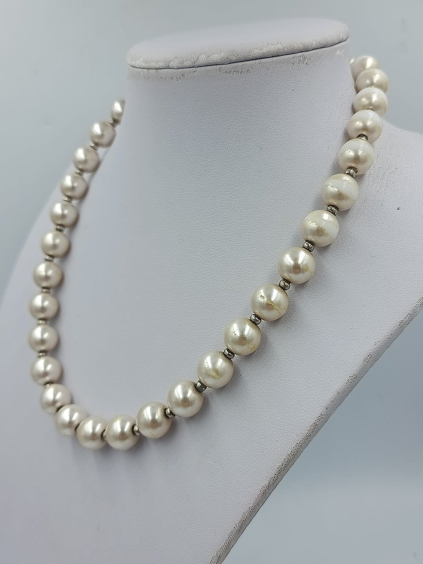 Klassische Perlenkette in Cremeweiß mit zeitloser Eleganz
