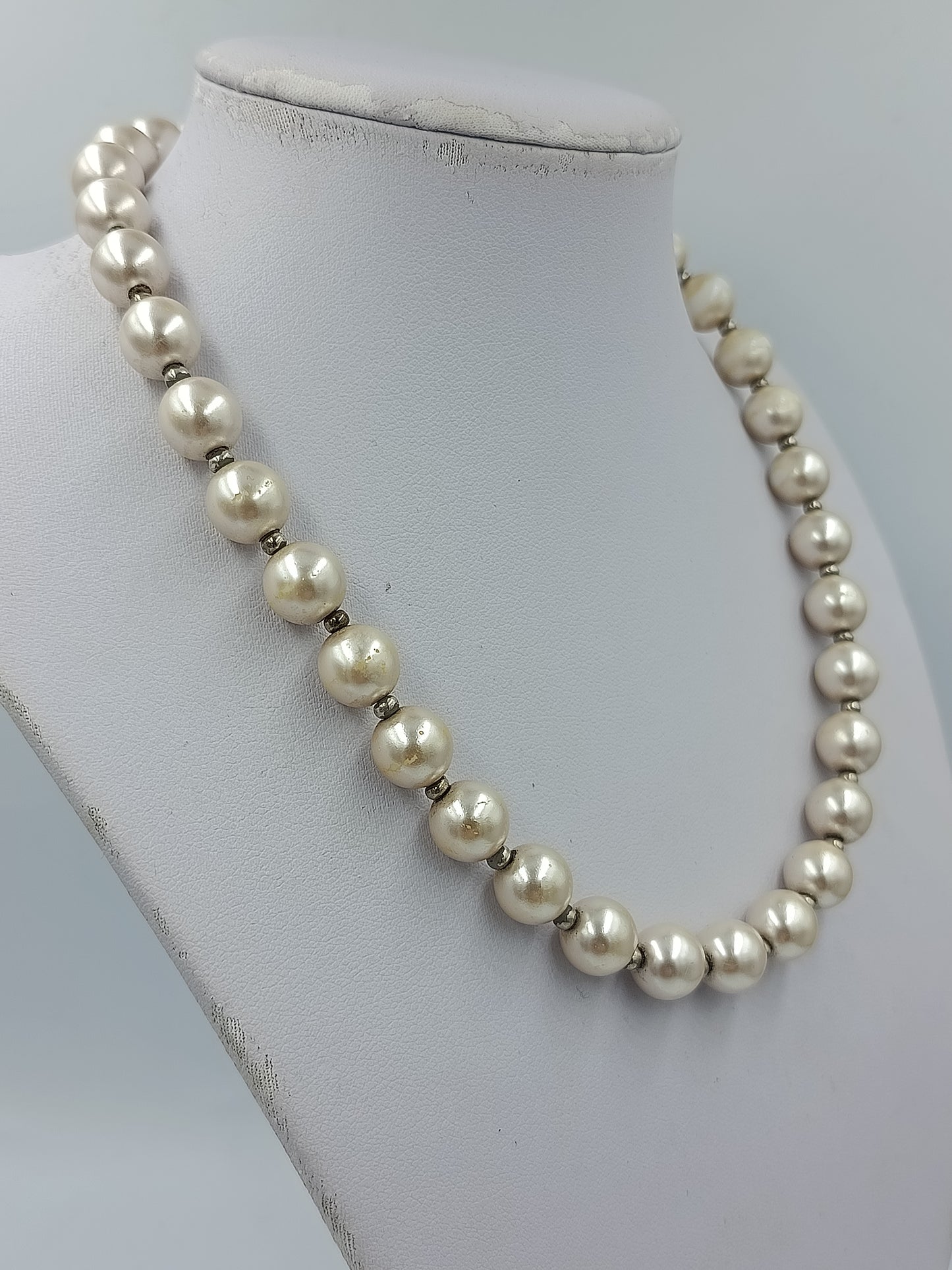 Klassische Perlenkette in Cremeweiß mit zeitloser Eleganz