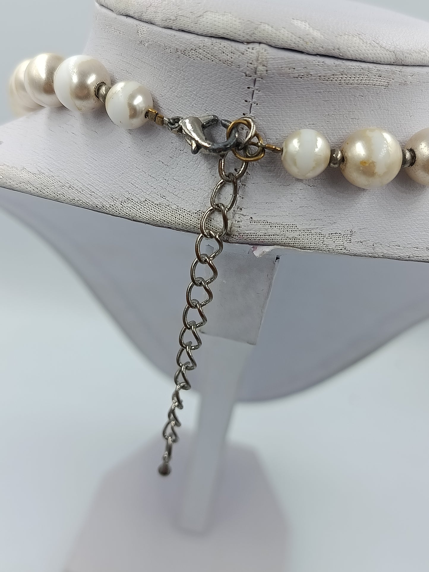 Klassische Perlenkette in Cremeweiß mit zeitloser Eleganz