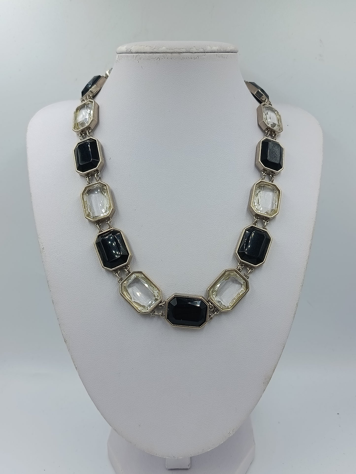 Elegante Gliederkette mit schwarzen und klaren Schmucksteinen