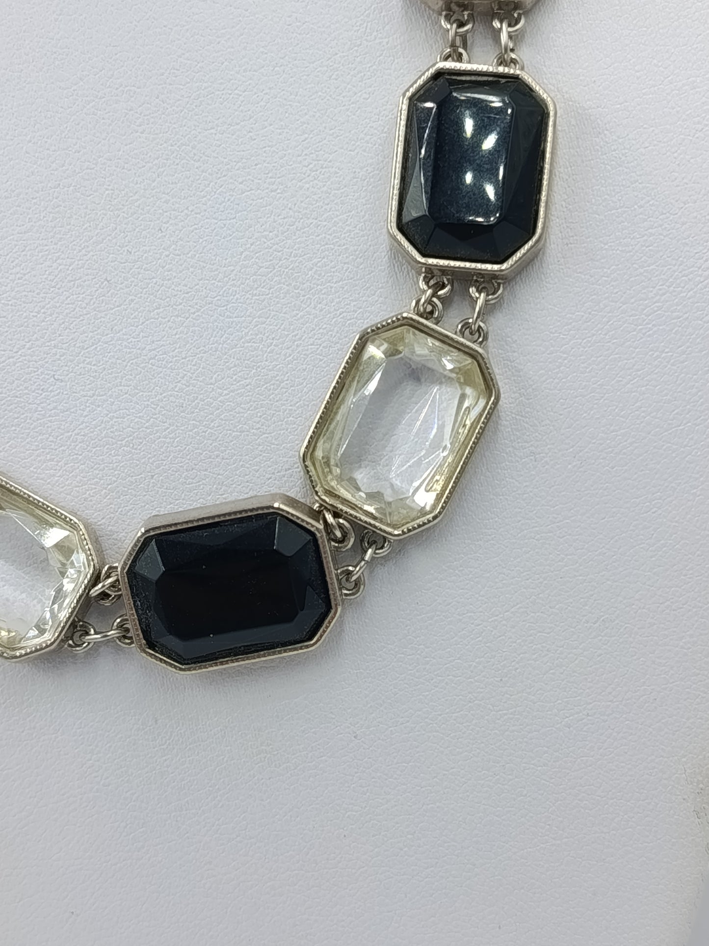 Elegante Gliederkette mit schwarzen und klaren Schmucksteinen