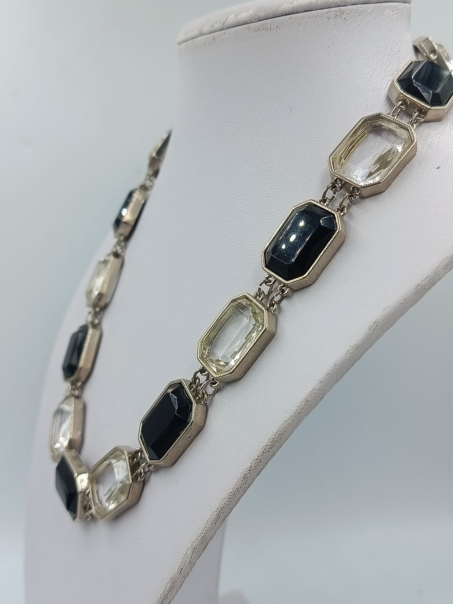 Elegante Gliederkette mit schwarzen und klaren Schmucksteinen