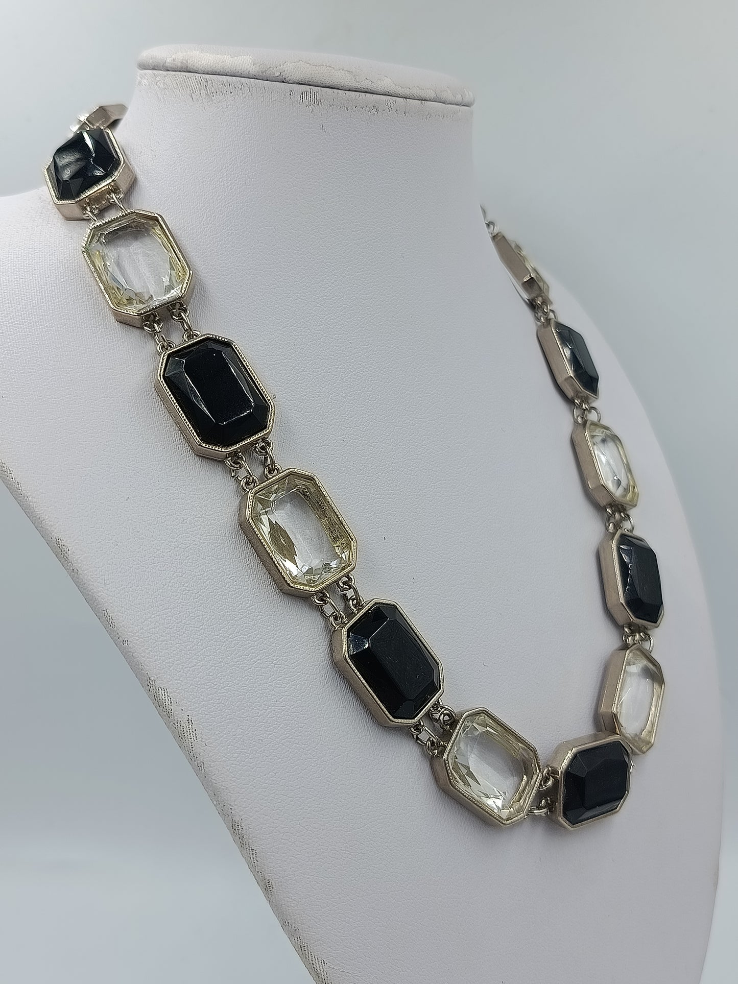 Elegante Gliederkette mit schwarzen und klaren Schmucksteinen
