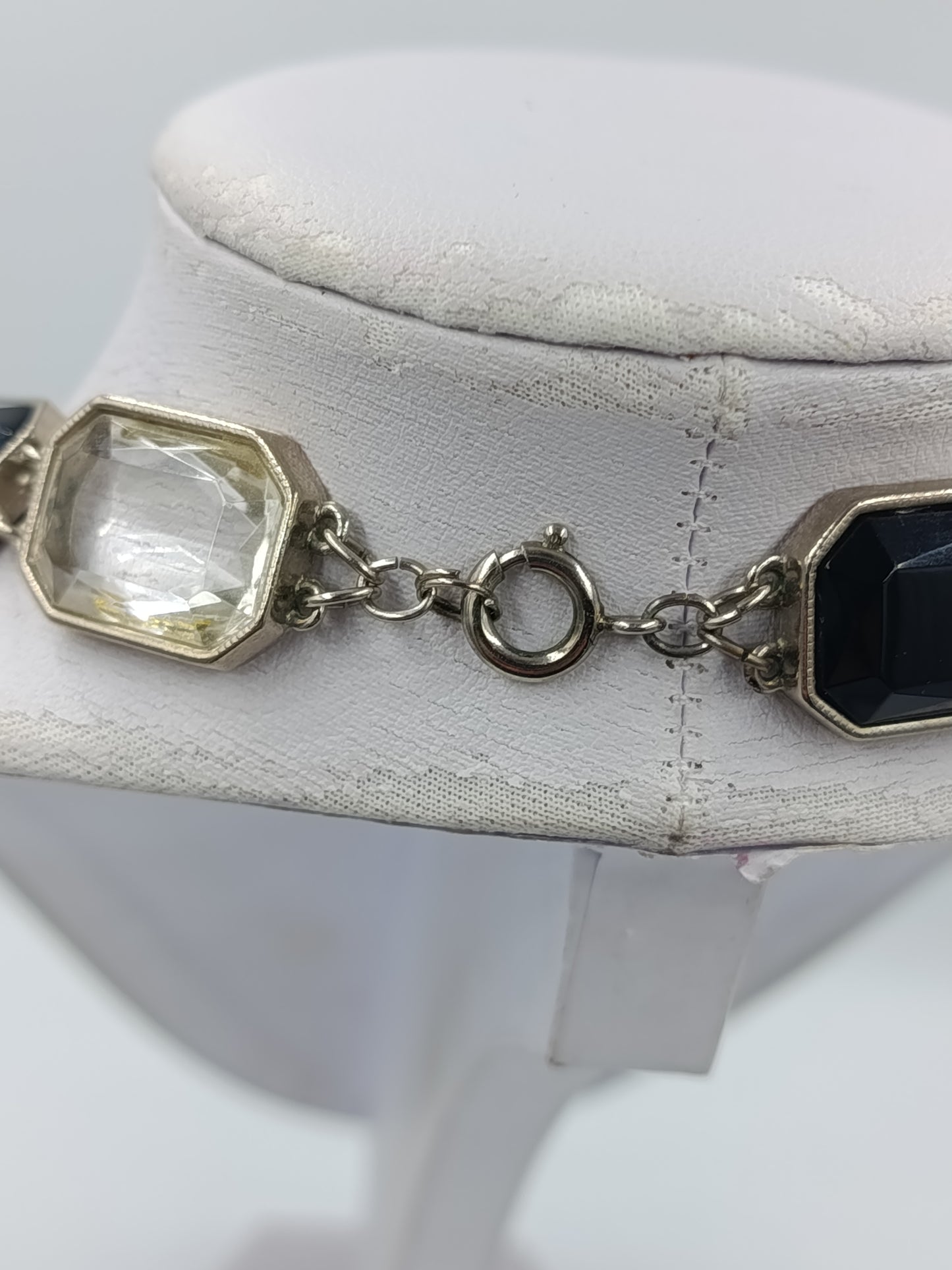 Elegante Gliederkette mit schwarzen und klaren Schmucksteinen