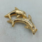 Goldfarbene Brosche mit zwei springenden Delfinen in elegantem maritimem Design
