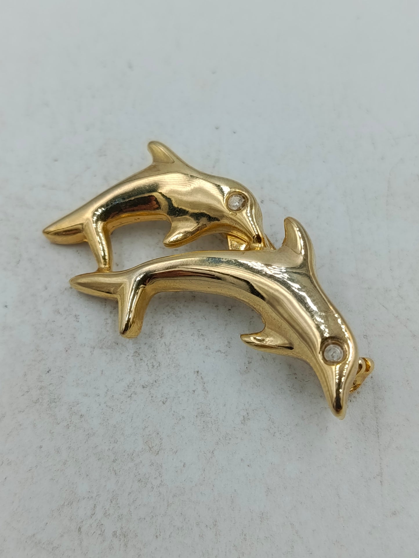 Goldfarbene Brosche mit zwei springenden Delfinen in elegantem maritimem Design