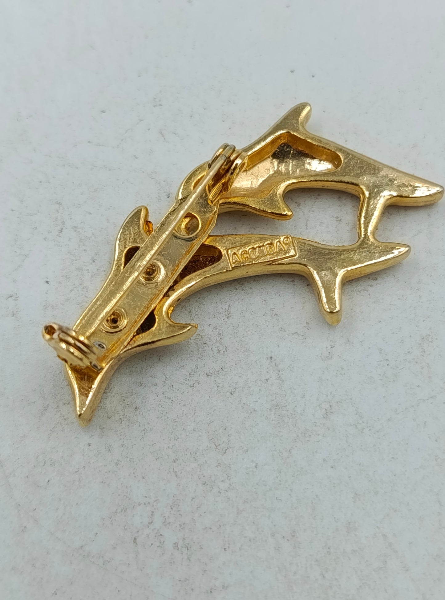 Goldfarbene Brosche mit zwei springenden Delfinen in elegantem maritimem Design