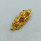 Goldfarbene Brosche mit filigranem Ornamentdesign und funkelnden Steinen