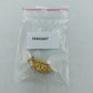Goldfarbene Brosche mit filigranem Ornamentdesign und funkelnden Steinen
