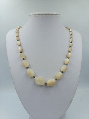 Elegante Naturstein Kette in sanften Cremetönen mit Silberverschluss