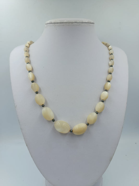 Elegante Naturstein Kette in sanften Cremetönen mit Silberverschluss