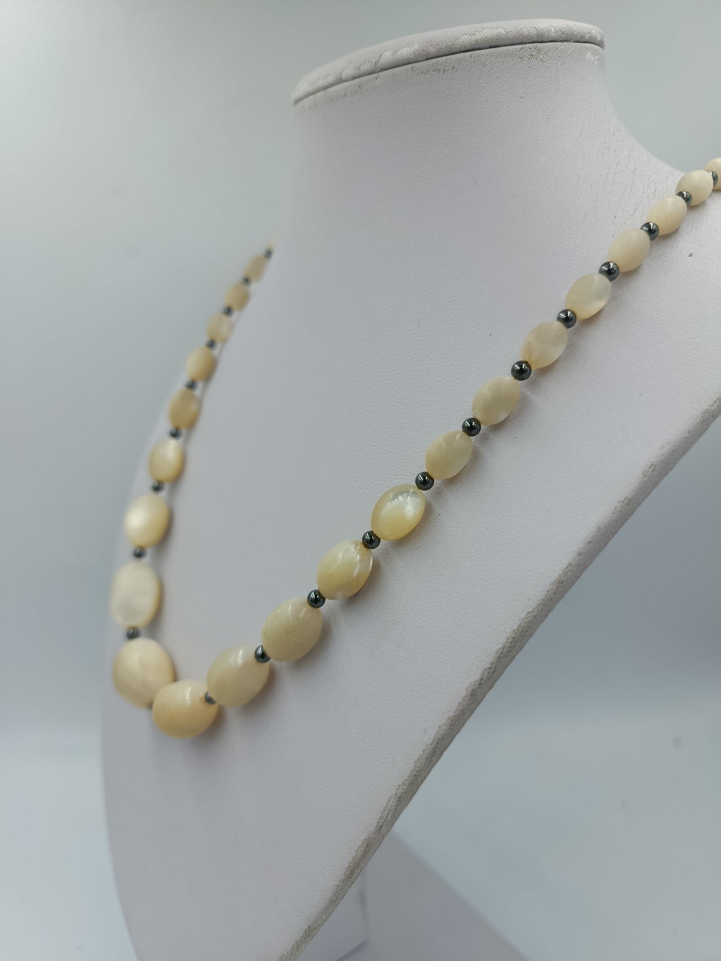 Elegante Naturstein Kette in sanften Cremetönen mit Silberverschluss