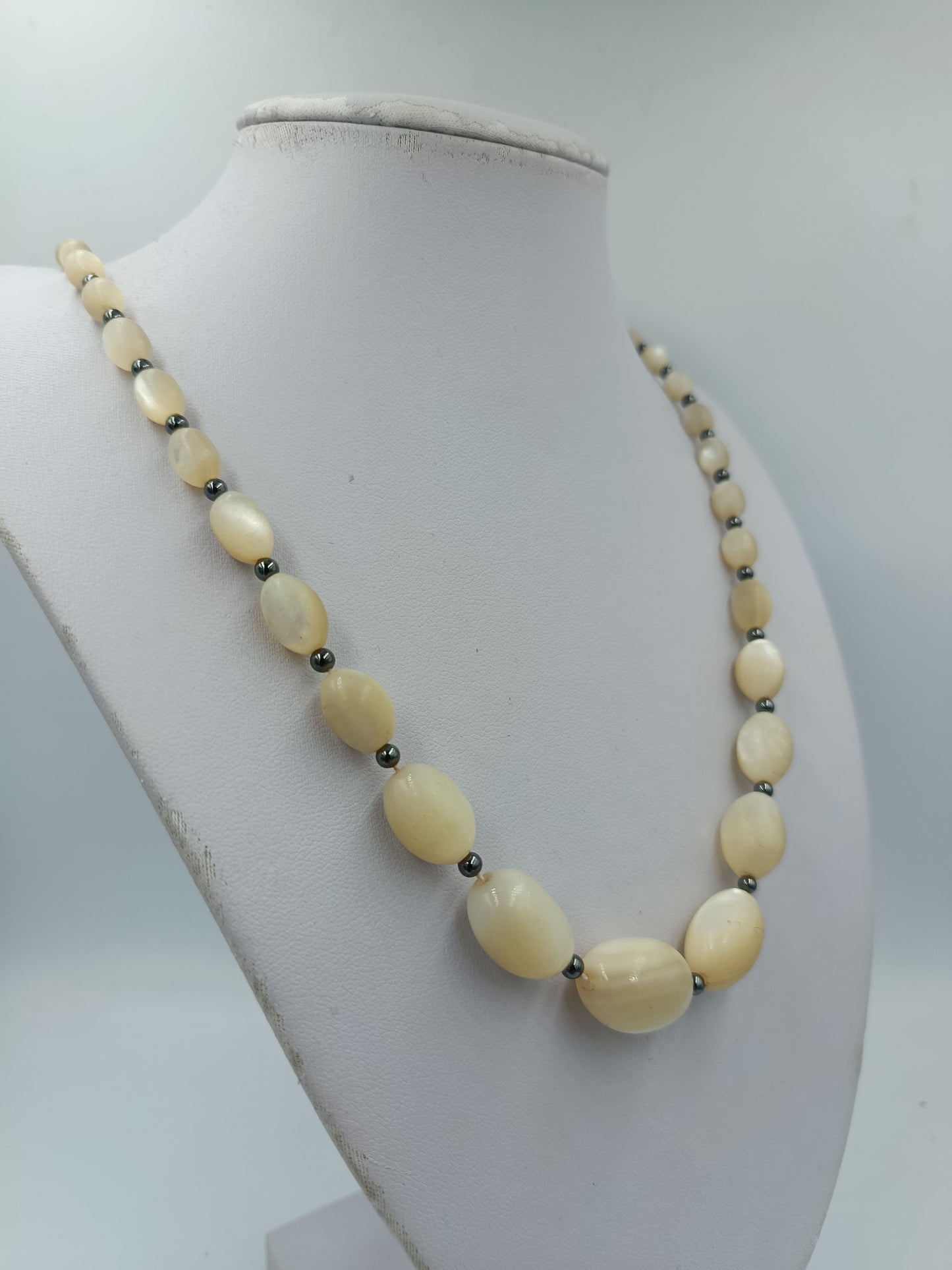 Elegante Naturstein Kette in sanften Cremetönen mit Silberverschluss