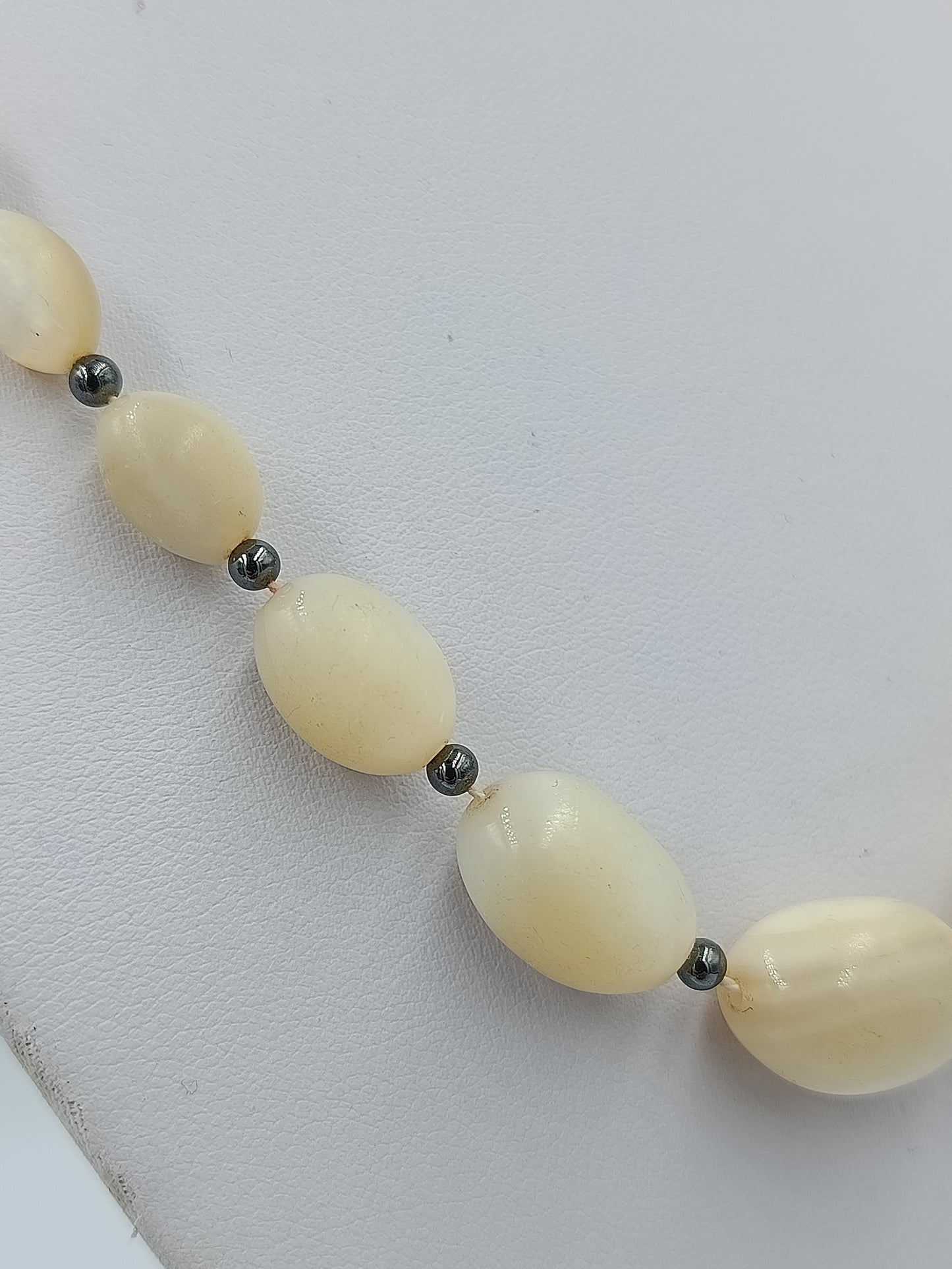 Elegante Naturstein Kette in sanften Cremetönen mit Silberverschluss