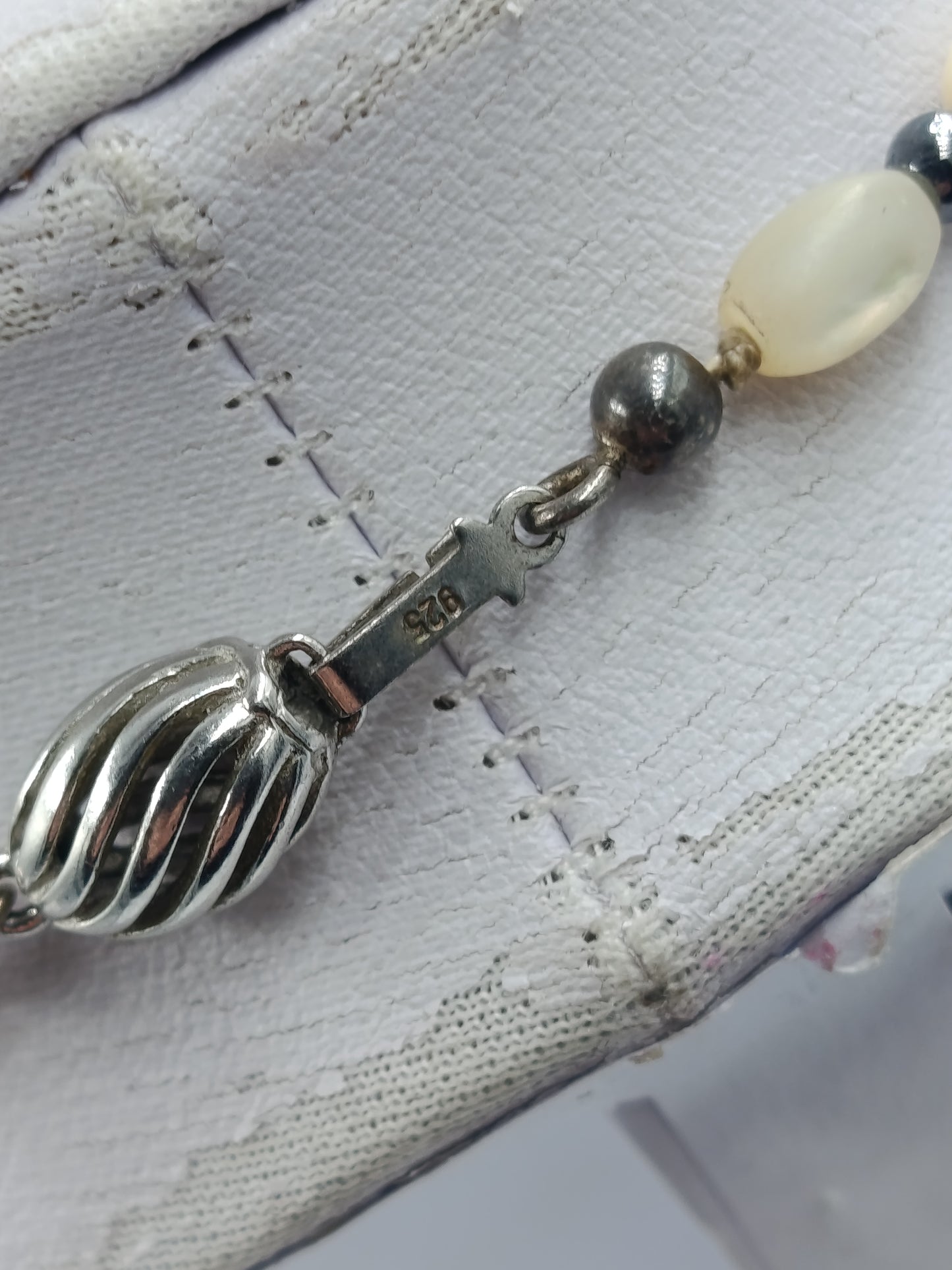 Elegante Naturstein Kette in sanften Cremetönen mit Silberverschluss