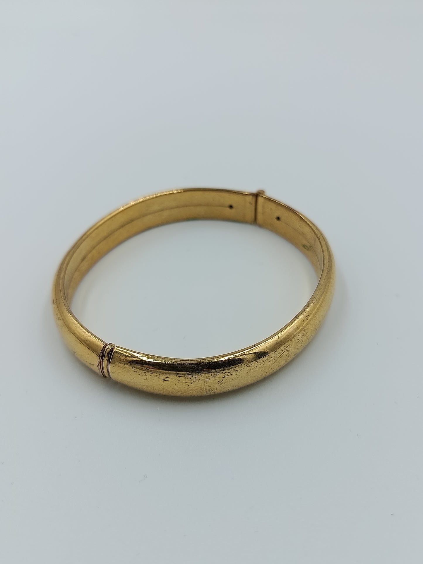 Klassischer Armreif in Goldoptik mit schlichter eleganter Form