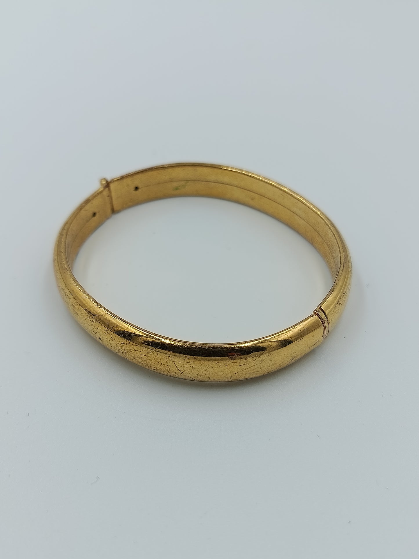 Klassischer Armreif in Goldoptik mit schlichter eleganter Form