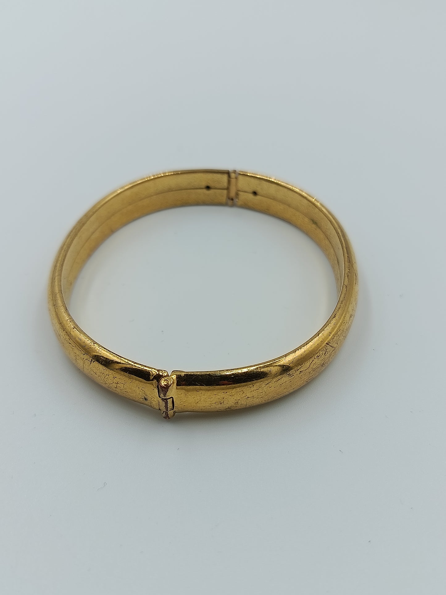 Klassischer Armreif in Goldoptik mit schlichter eleganter Form