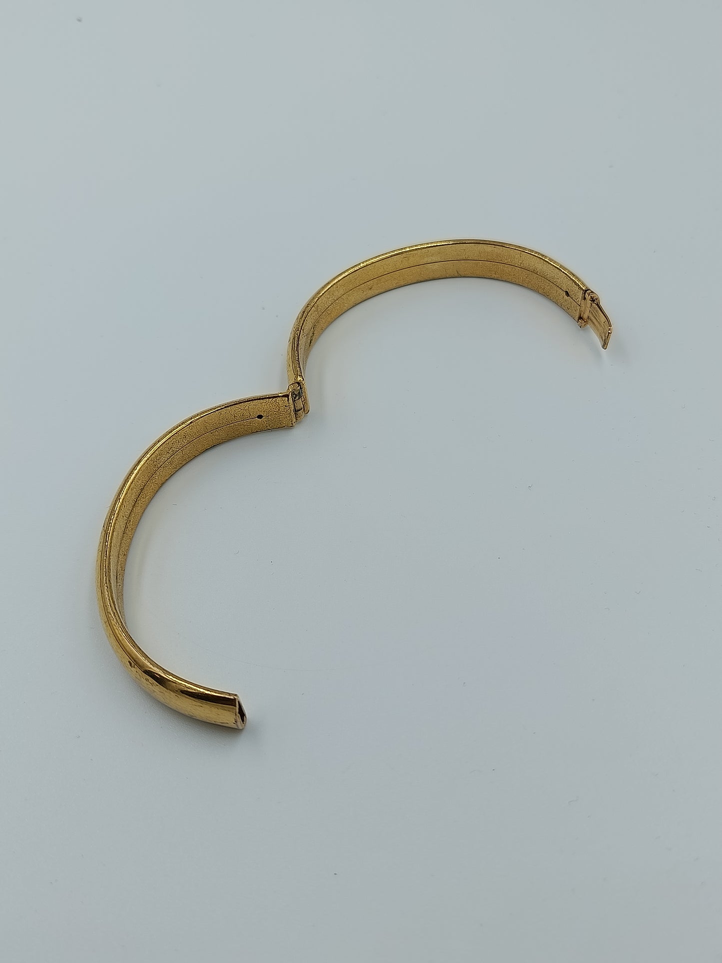 Klassischer Armreif in Goldoptik mit schlichter eleganter Form