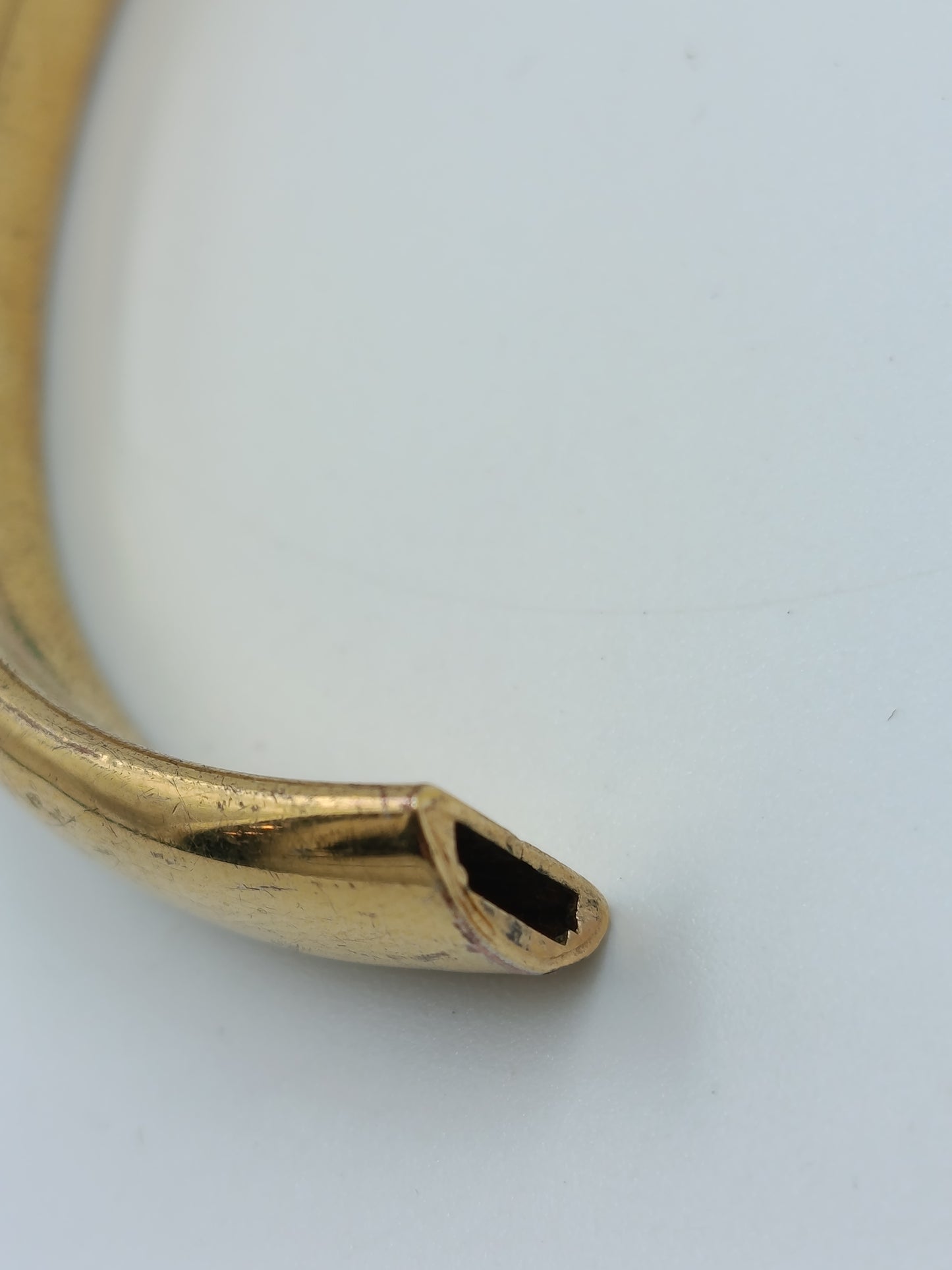 Klassischer Armreif in Goldoptik mit schlichter eleganter Form