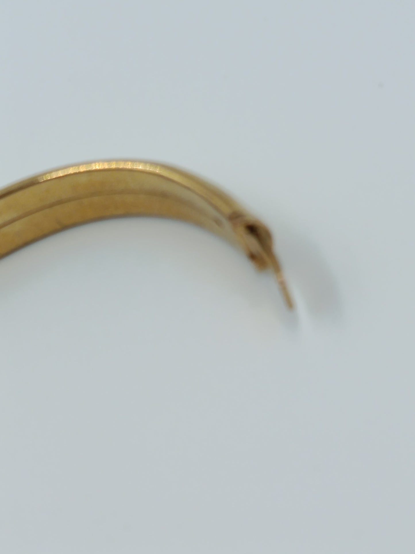 Klassischer Armreif in Goldoptik mit schlichter eleganter Form