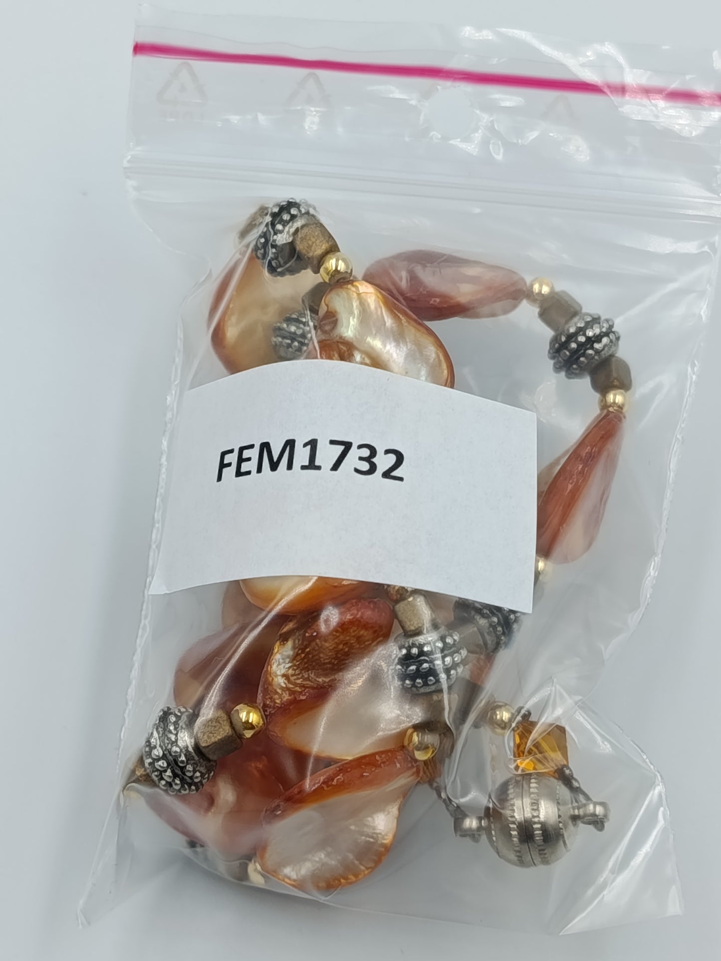 Vintage Halskette mit schimmernden Perlmuttplatten in warmen Orangetönen