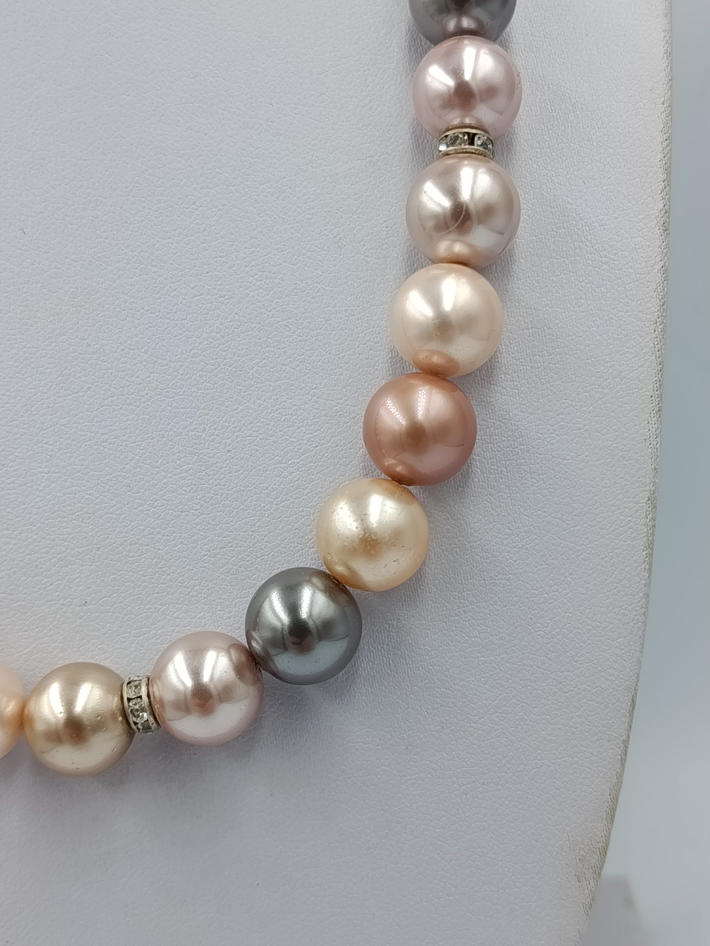 Vintage-Perlenkette: Pastell & Metall-Mix, schimmernd