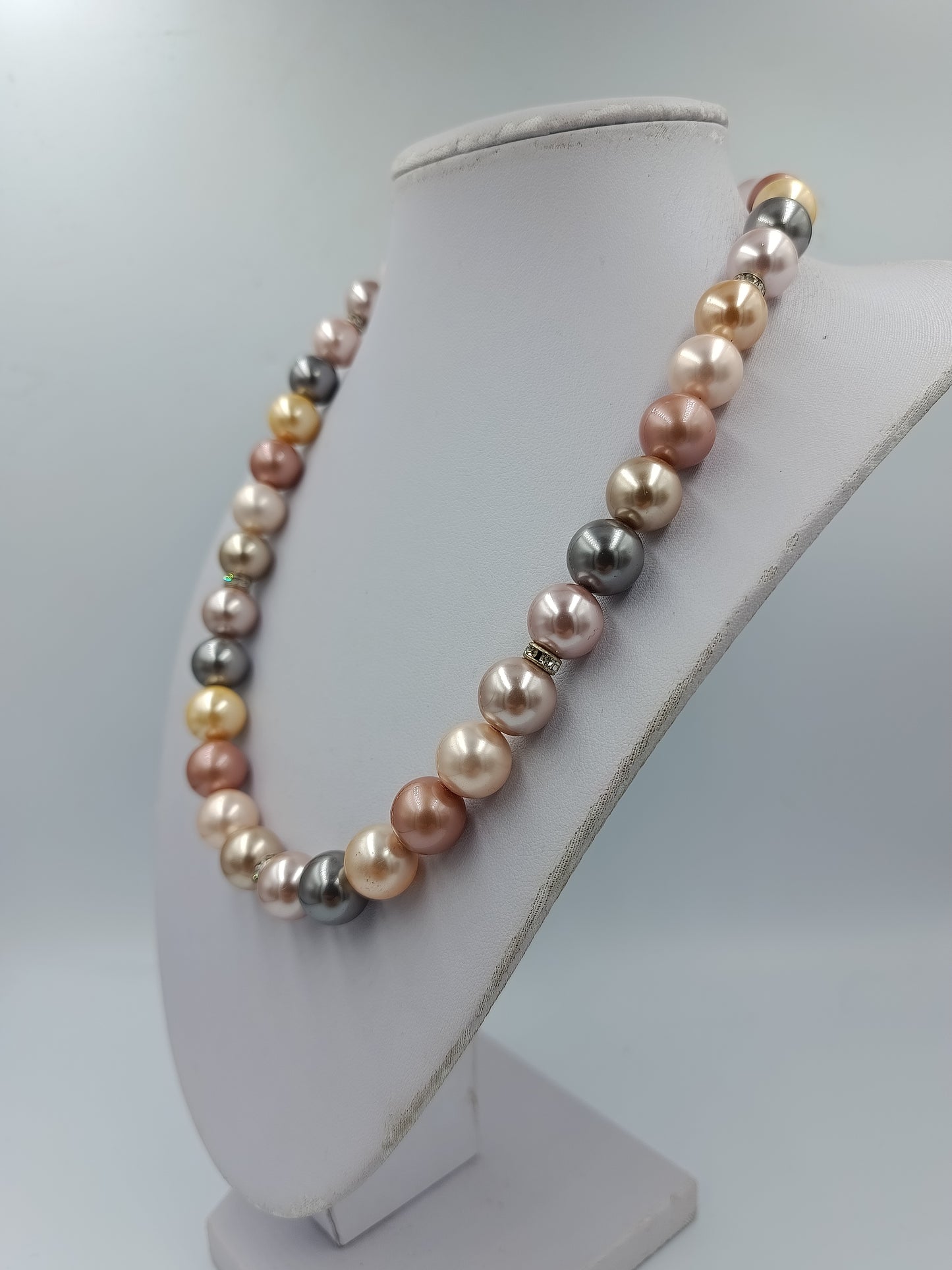 Vintage-Perlenkette: Pastell & Metall-Mix, schimmernd