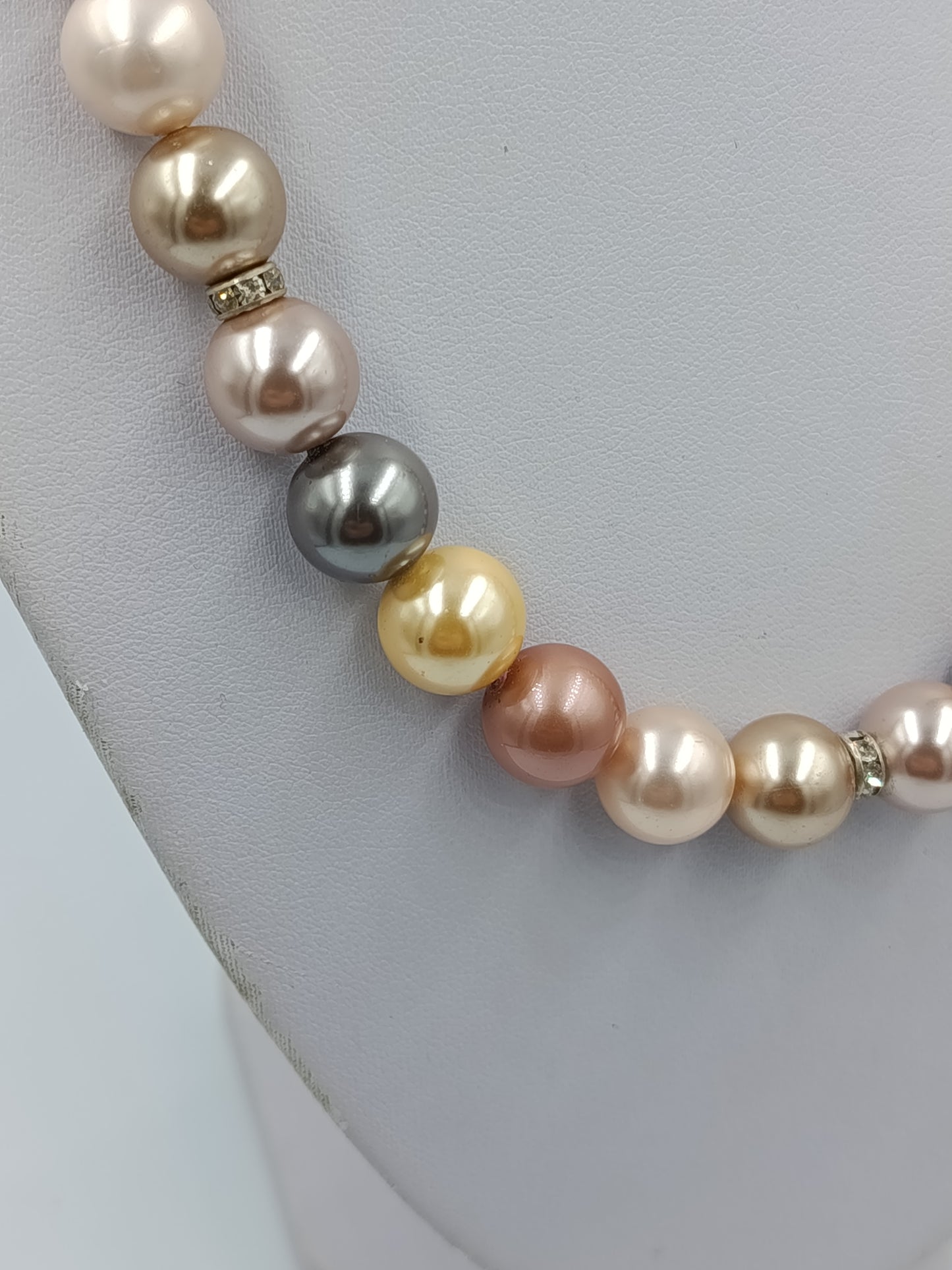 Vintage-Perlenkette: Pastell & Metall-Mix, schimmernd