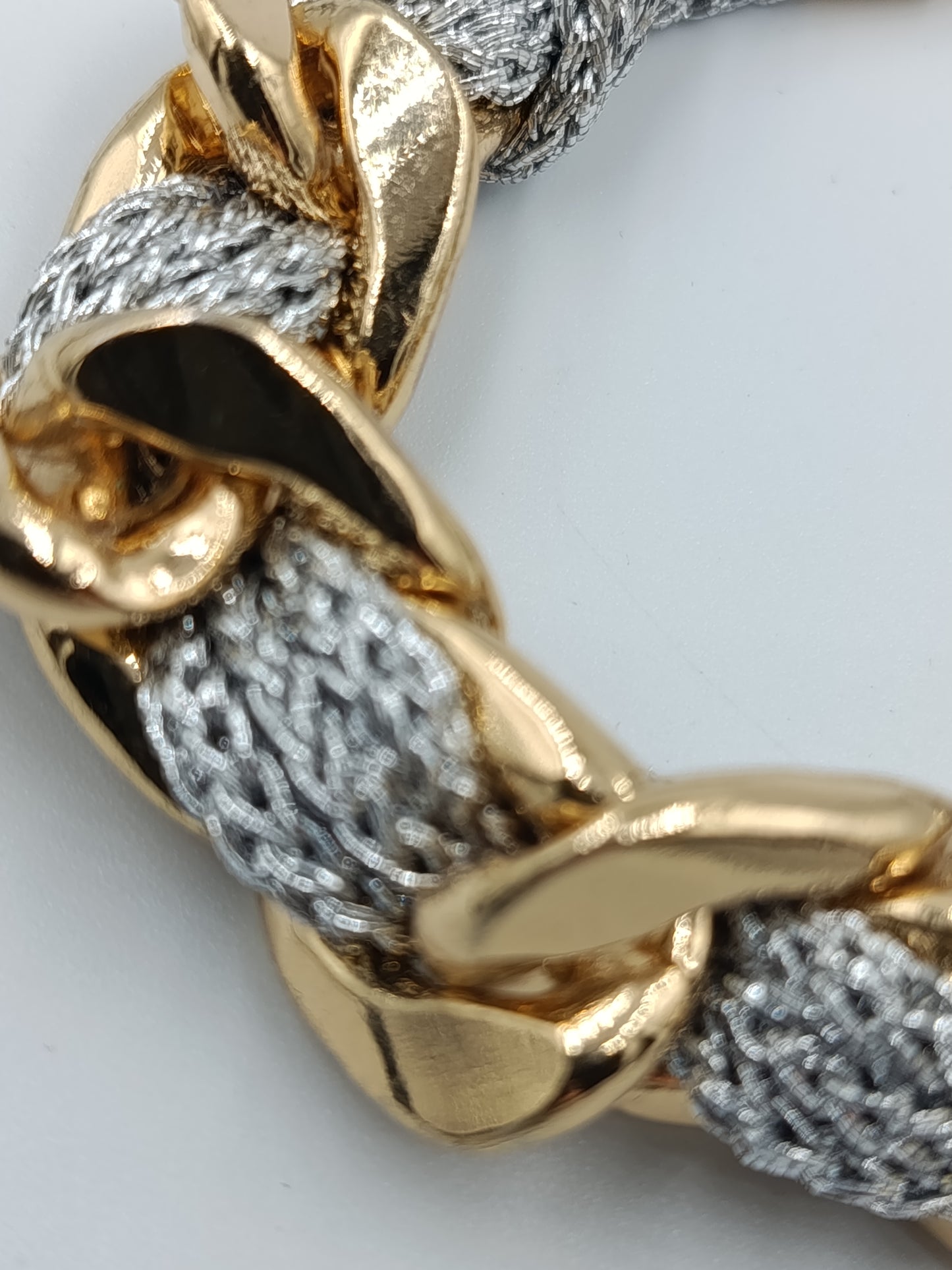 Statement-Band: Gold-Kettenglieder & Silber-Textil