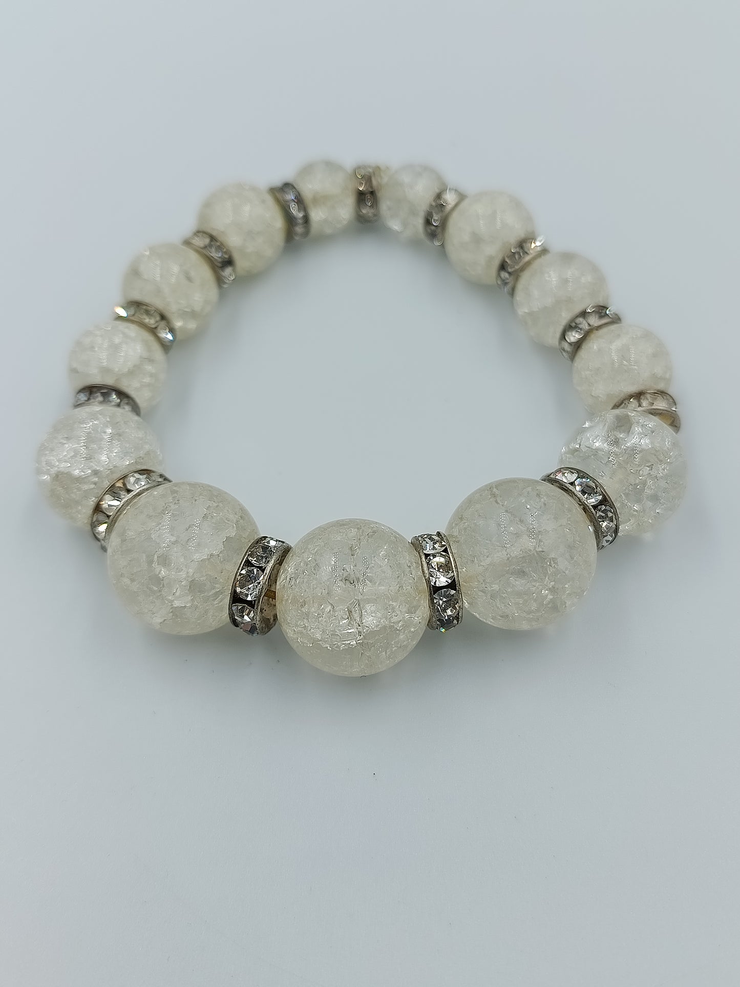 Elastisches Perlenarmband mit Crushed Glasperlen und Strass Zwischenringen