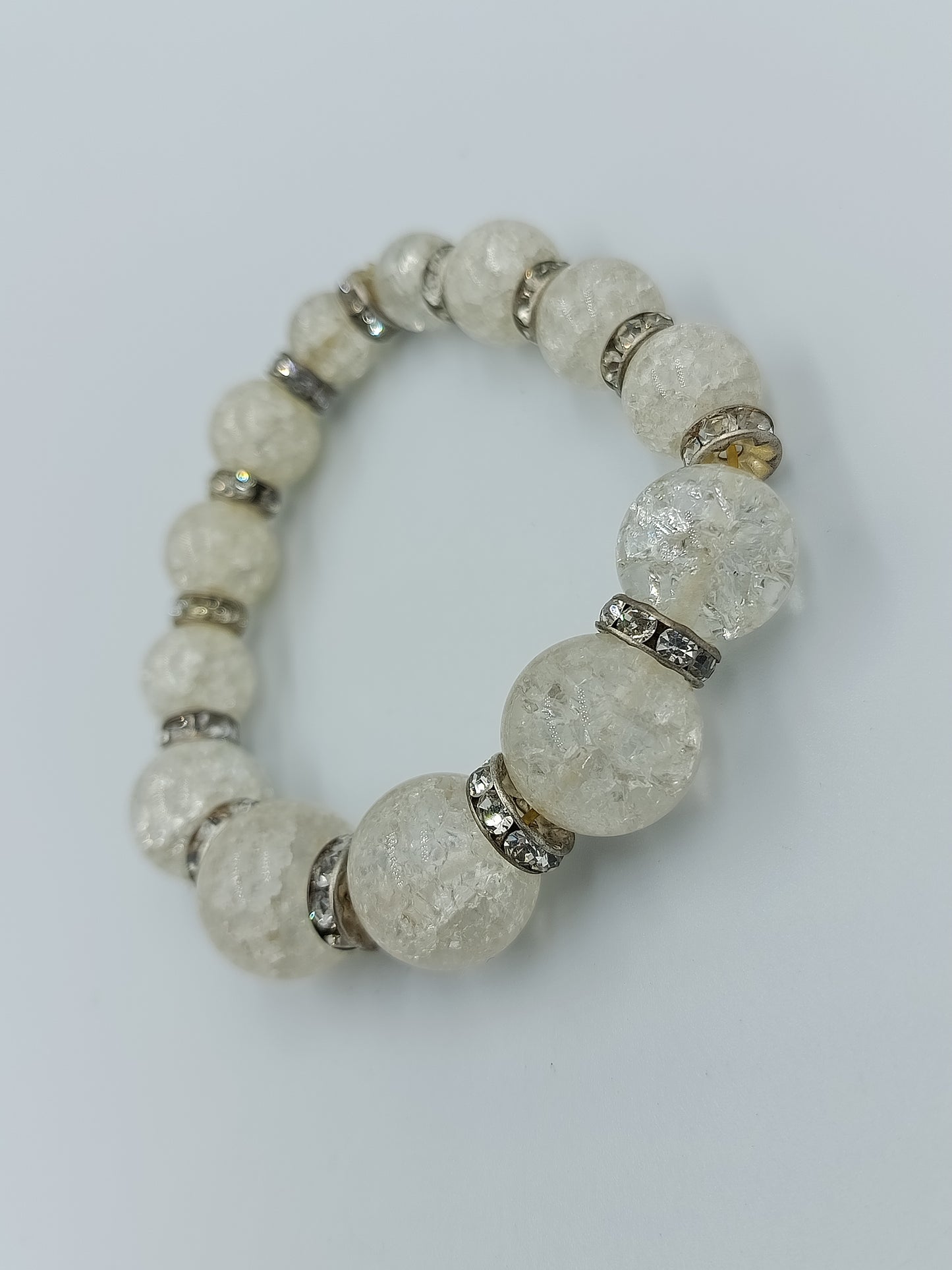 Elastisches Perlenarmband mit Crushed Glasperlen und Strass Zwischenringen