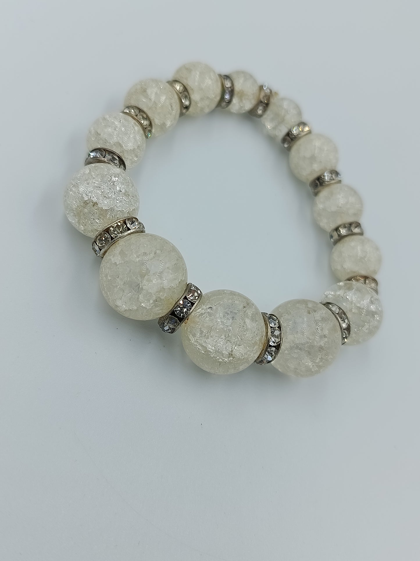 Elastisches Perlenarmband mit Crushed Glasperlen und Strass Zwischenringen