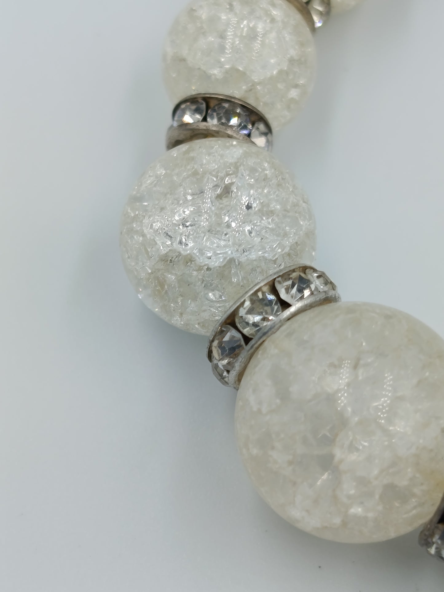 Elastisches Perlenarmband mit Crushed Glasperlen und Strass Zwischenringen