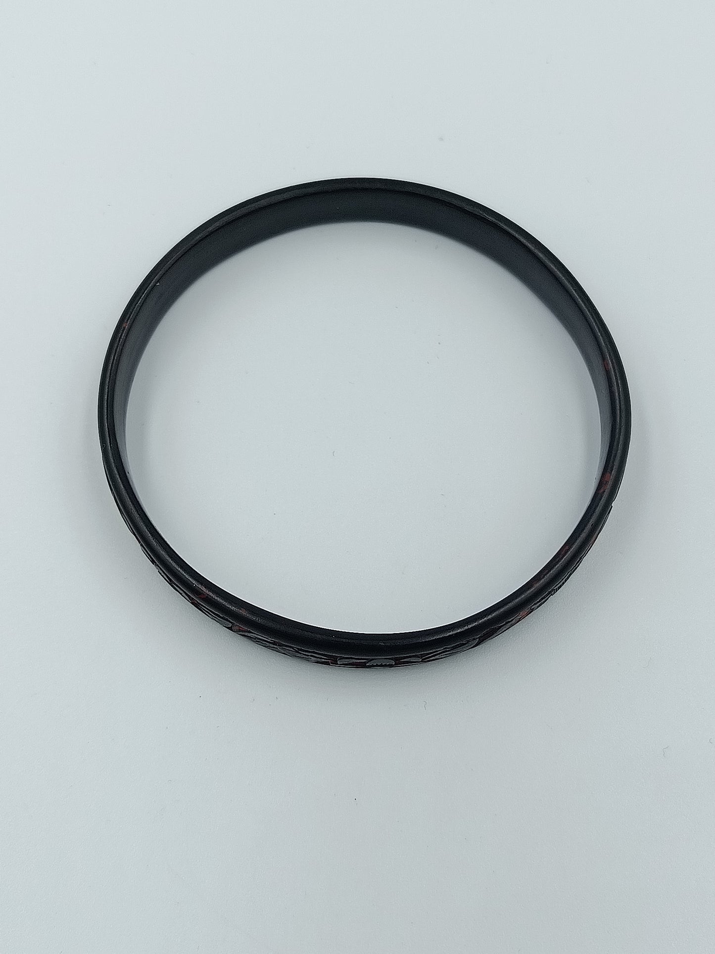 Schmaler Armreif in Schwarz mit rotem floralen Dekormuste