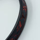 Schmaler Armreif in Schwarz mit rotem floralen Dekormuste