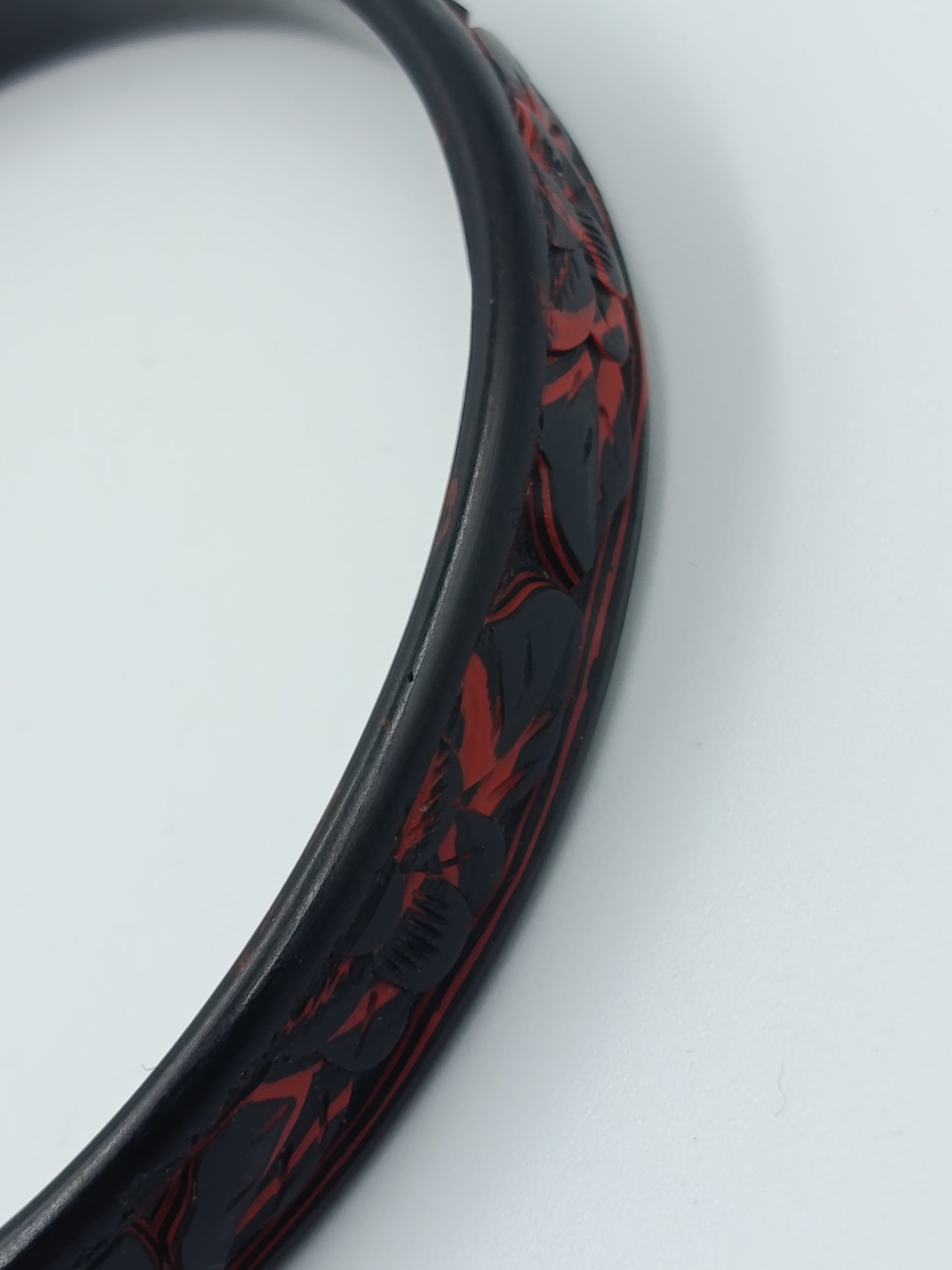 Schmaler Armreif in Schwarz mit rotem floralen Dekormuste