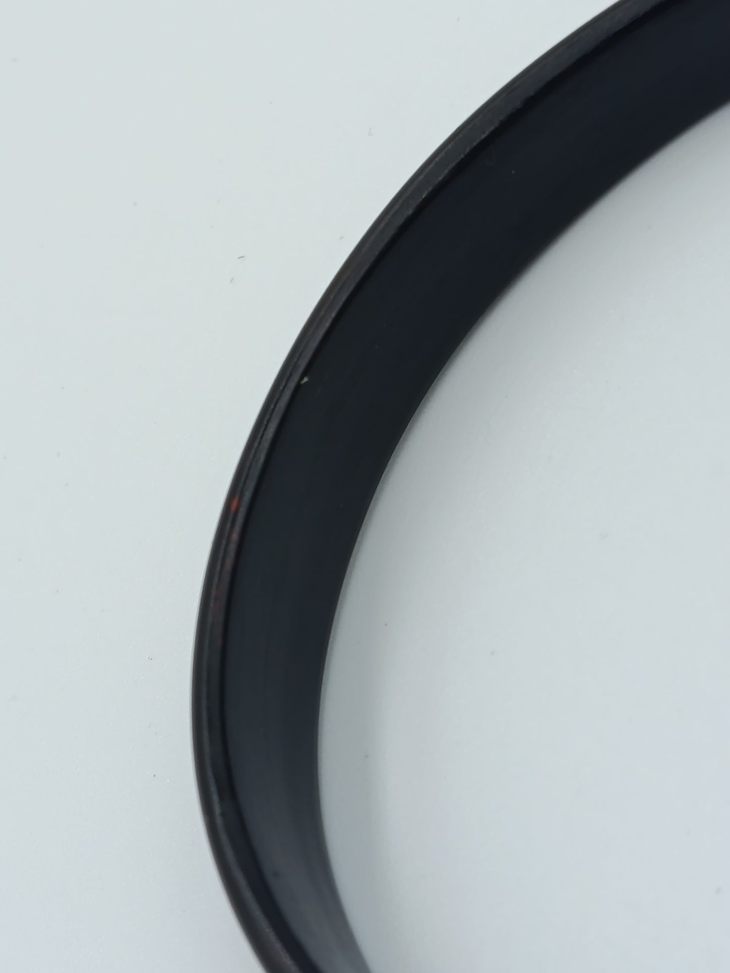 Schmaler Armreif in Schwarz mit rotem floralen Dekormuste