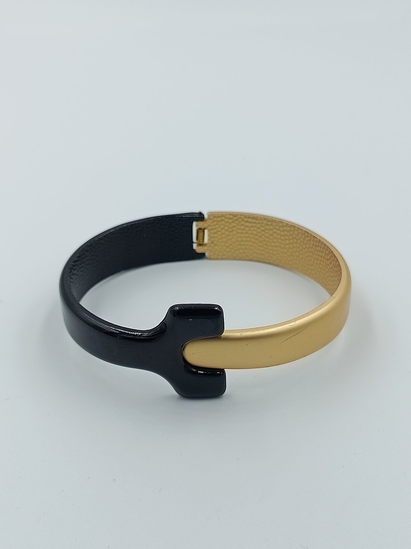 Moderner Armreif in Schwarz und Gold im minimalistischen Design