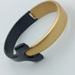 Moderner Armreif in Schwarz und Gold im minimalistischen Design