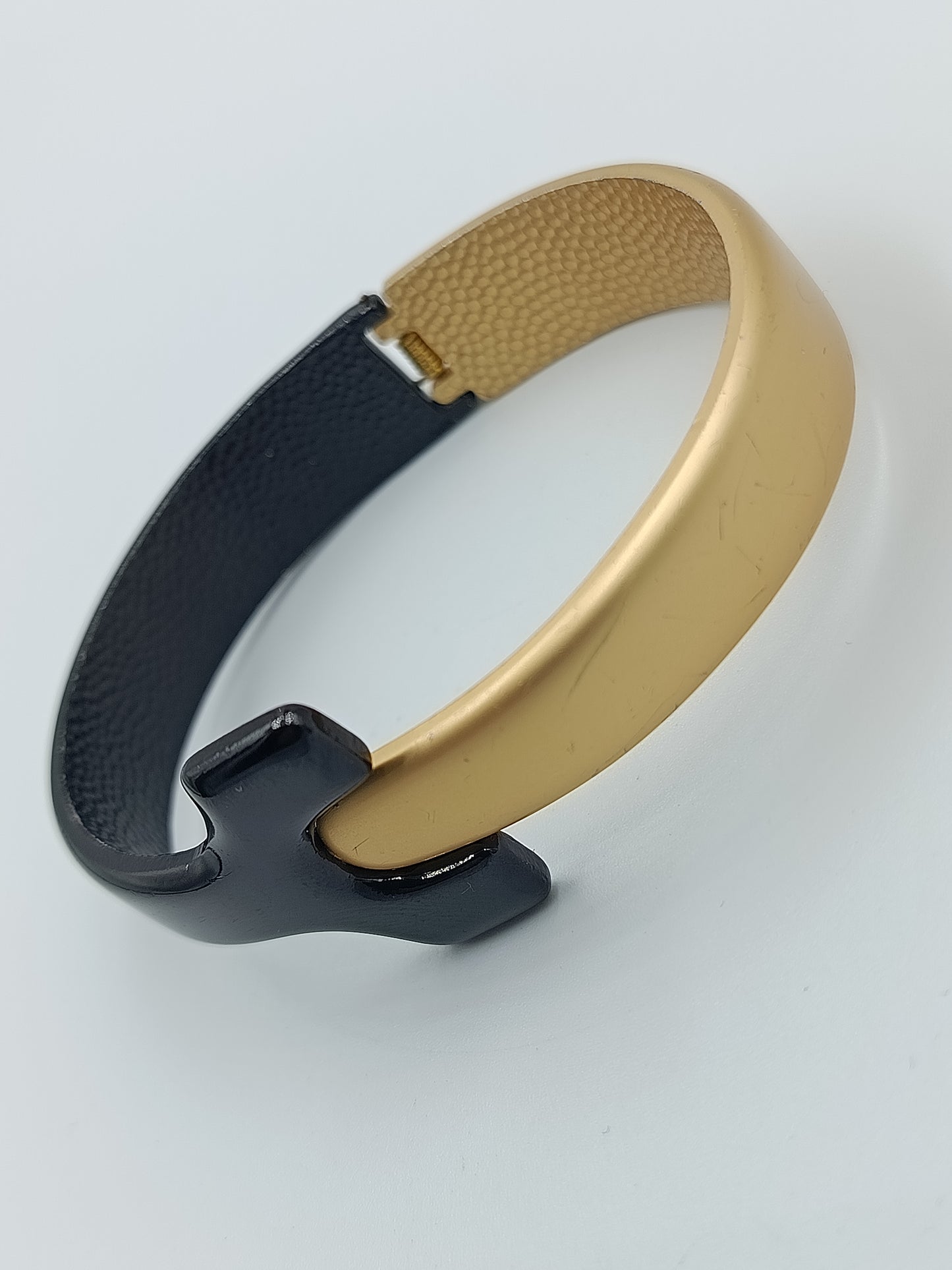 Moderner Armreif in Schwarz und Gold im minimalistischen Design